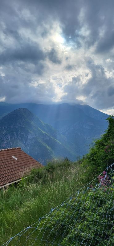 Abendlicht und Wolken über den Bergketten des Tinée-Tals