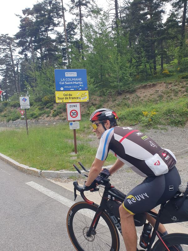 Radfahrer vor dem Passschild Col Saint-Martin, 1503 m