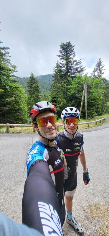 Selfie von Markus und mir im Tannenwald am Col de Turini