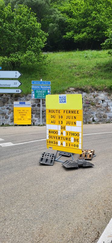 Gelbes Schild Route fermée am Fuß der Bonette, daneben die grüne Passanzeige Ouvert