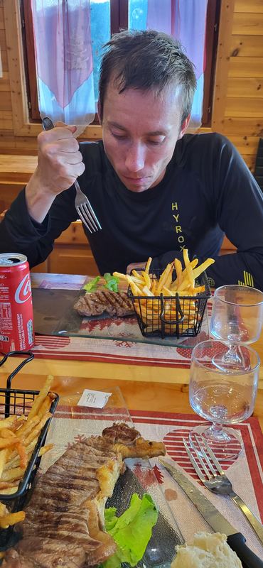 Abendessen in Vars: Steak mit Pommes im Drahtkorb und Salat