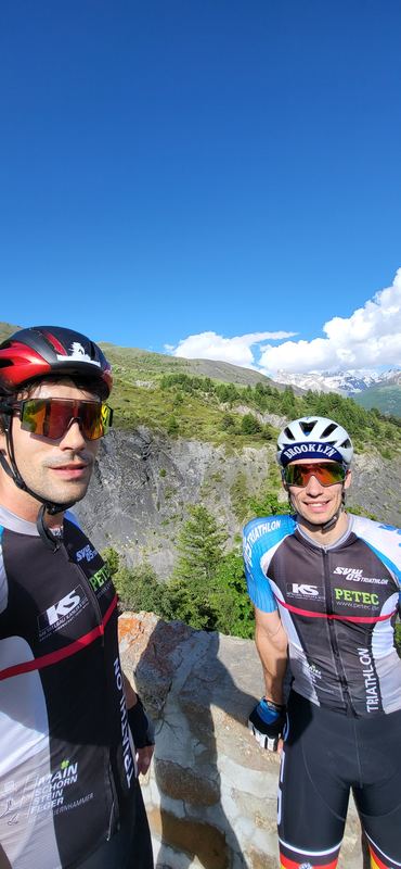 Selfie von uns beiden an einer Steinmauer am Anstieg zum Col de Vars