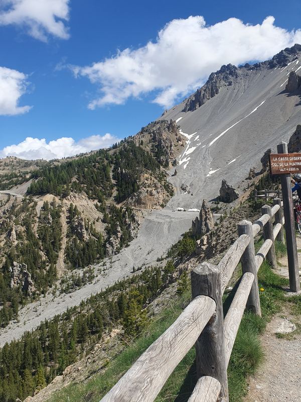Geröllhänge und Felsnadeln der Casse Déserte mit Wegweiser