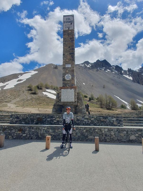 Ich mit Rad vor dem Steinobelisken am Col d'Izoard, 2360 m