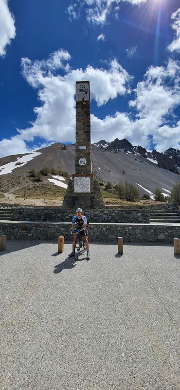 Markus mit Rad vor dem Obelisken am Col d'Izoard