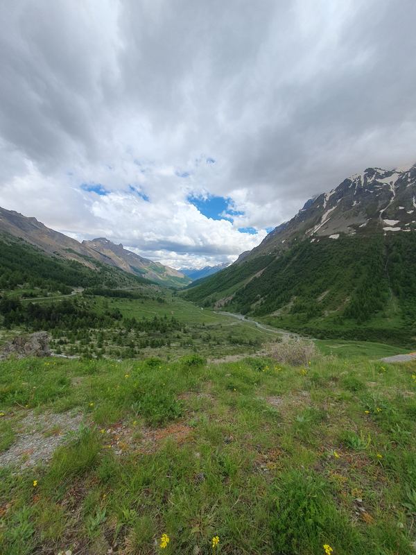Dunkle Wolkendecke über dem grünen Guisane-Tal unterhalb des Lautaret